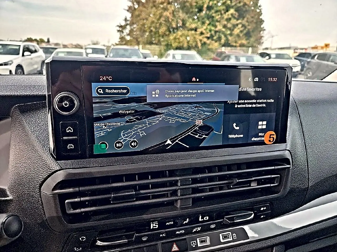 Vue rapprochée de l’écran tactile central et des commandes de climatisation du Fiat Scudo Combi gris titane, intérieur moderne.