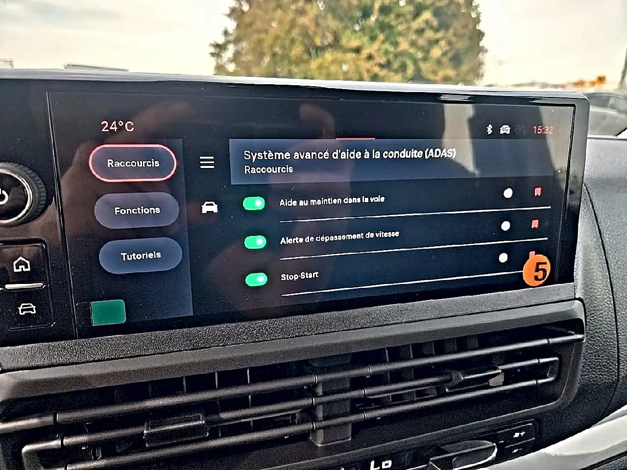 Écran tactile du système d'aide à la conduite dans l'habitacle du FIAT Scudo Combi gris titane, vue de face.