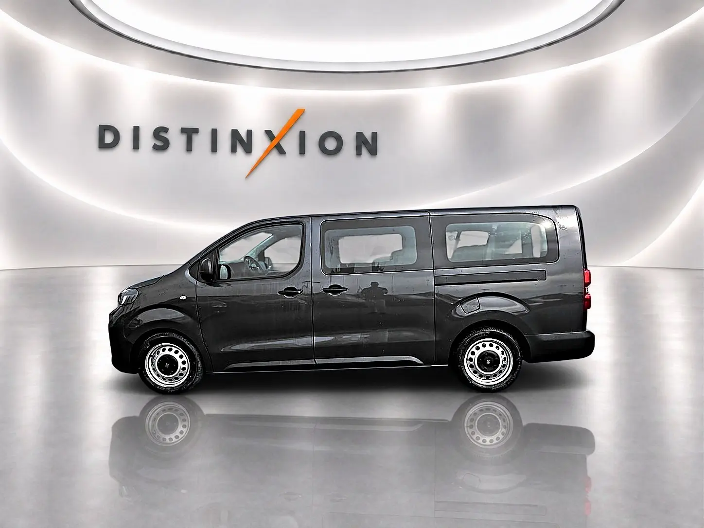 Profil droit du FIAT Scudo Combi gris titane 2026 avec porte latérale coulissante et vitres latérales fixes.