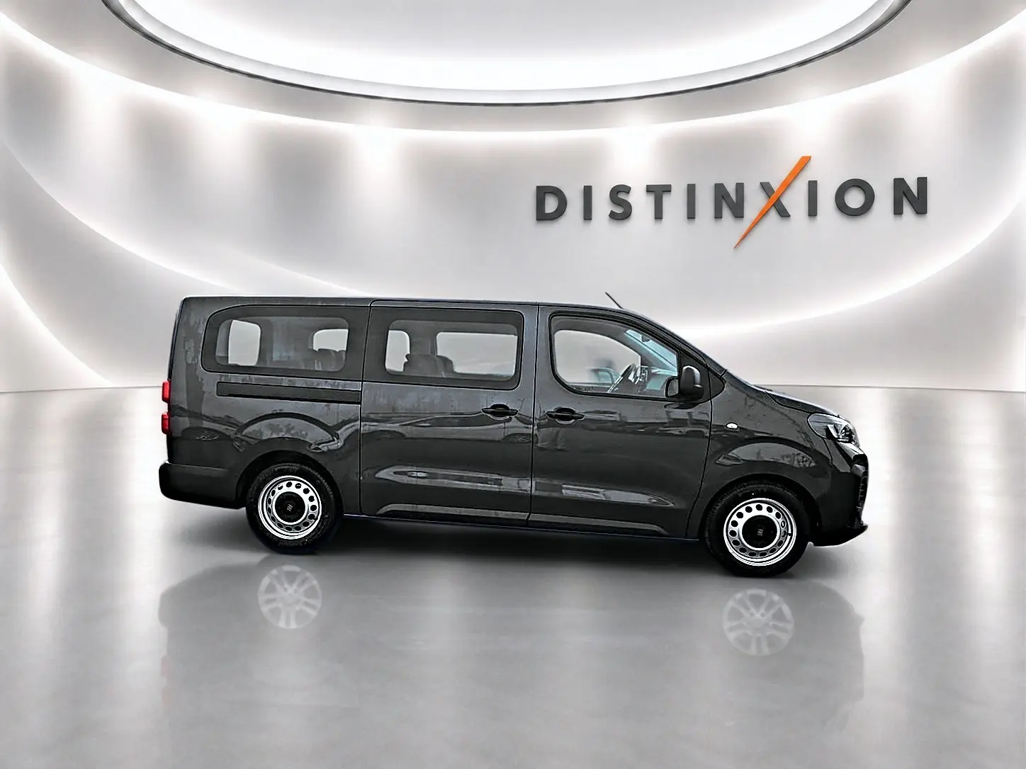 Vue latérale droite du FIAT Scudo Combi gris titane avec porte coulissante et vitres teintées.