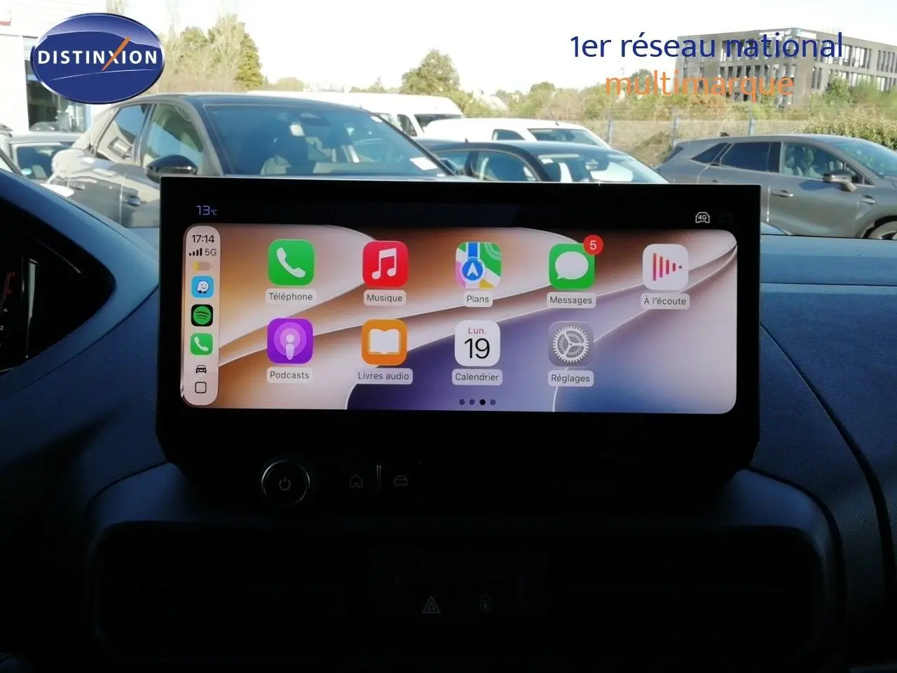 Vue intérieure centrée sur l'écran tactile du tableau de bord du Peugeot Partner blanc Kaolin, affichant les applications connectées.