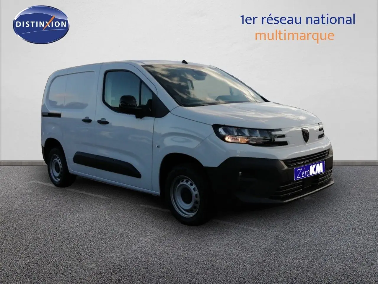 Peugeot Partner blanc Kaolin en 3/4 avant droit, fourgonnette utilitaire avec pare-chocs noirs et jantes acier.