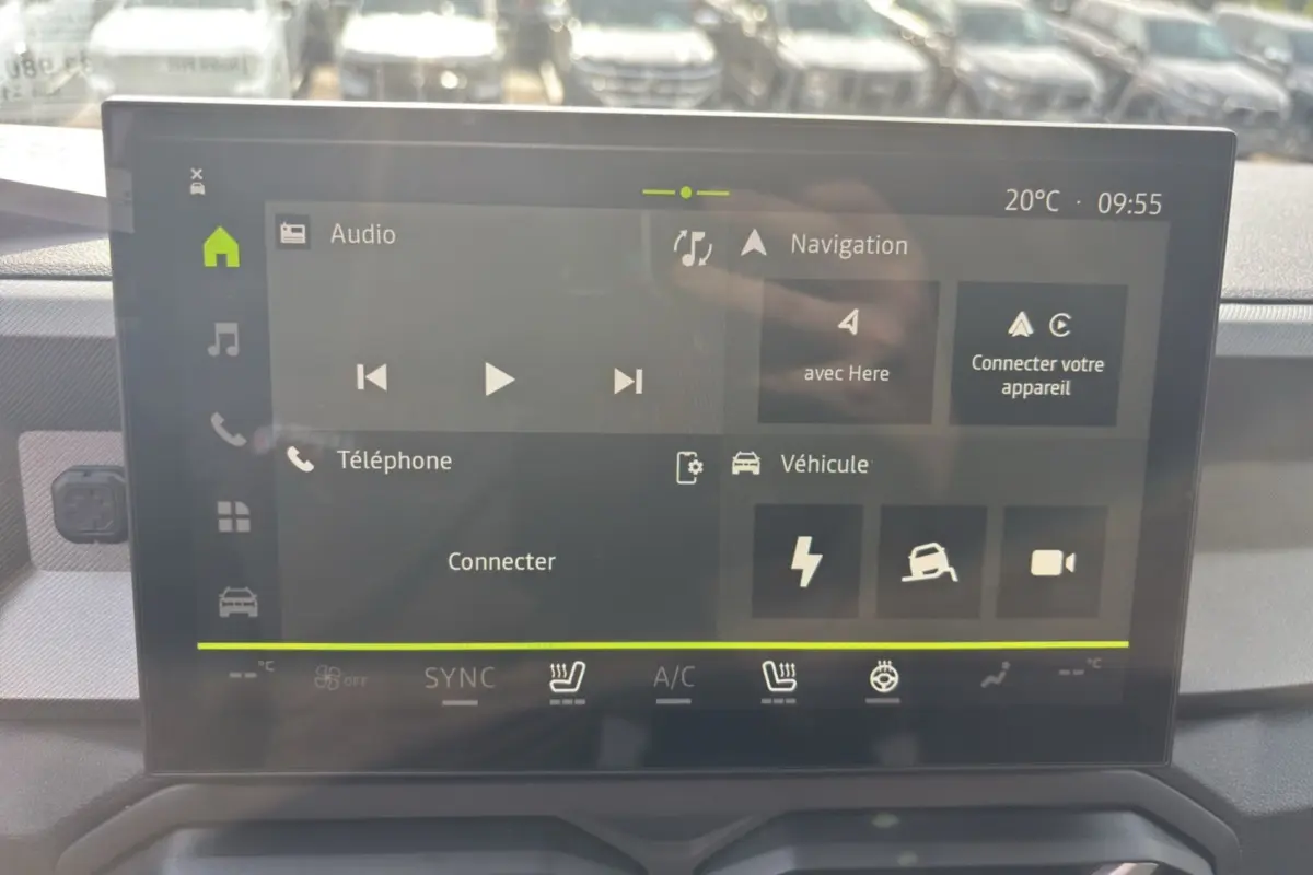 Écran tactile central du tableau de bord du Dacia Bigster Hybrid 150 affichant les options audio, navigation et véhicule.