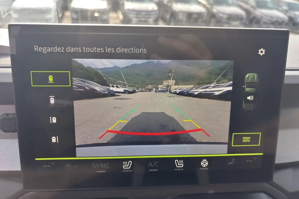 Écran multimédia du Dacia Bigster Hybrid 150 4x4 montrant la caméra multiview en marche arrière.