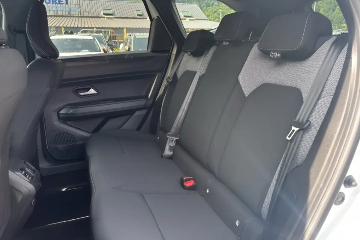 Vue intérieure côté droit sur la banquette arrière noire et grise du Dacia Bigster Hybrid 150 4x4 Journey City 2026.
