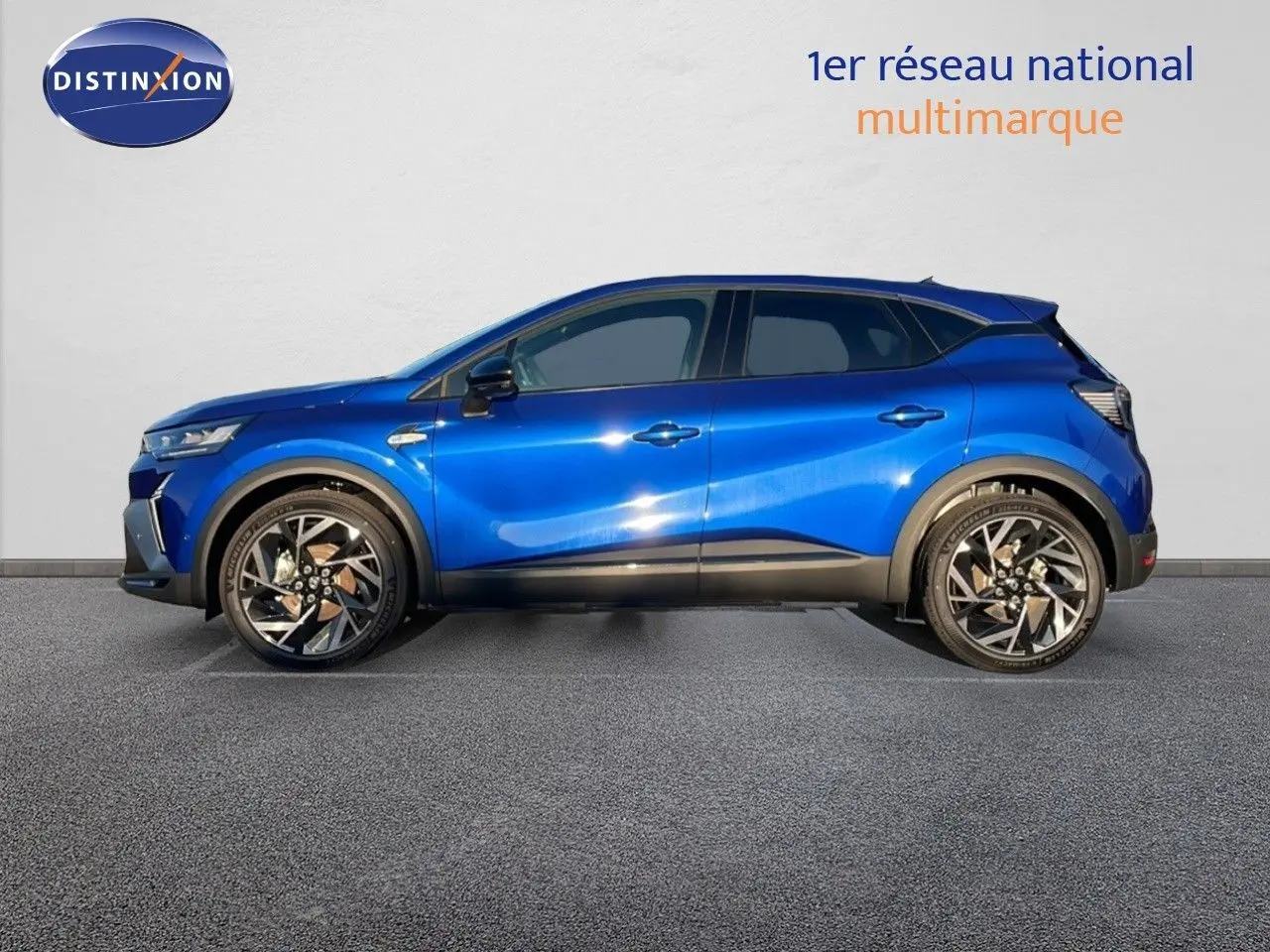 Profil droit du Renault Captur E-Tech hybride 2025 en bleu Iron Metal avec toit noir et jantes alliage distinctives.
