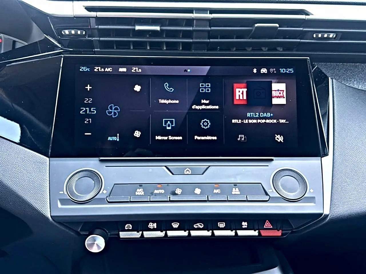 Vue rapprochée de l’écran tactile central et des commandes de climatisation du Peugeot 308 gris selenium 2025.