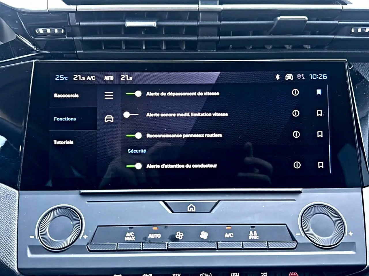 Écran tactile central de la Peugeot 308 1.5 BlueHDi 130 Allure 2025 affichant les alertes de sécurité.