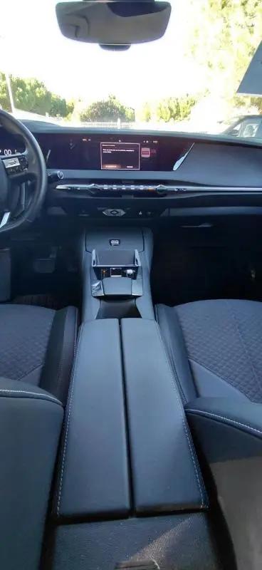 Vue intérieure avant du DS4 Hybride E-Tense 225 Bastille 2024, avec console centrale en cuir et écran tactile intégré.