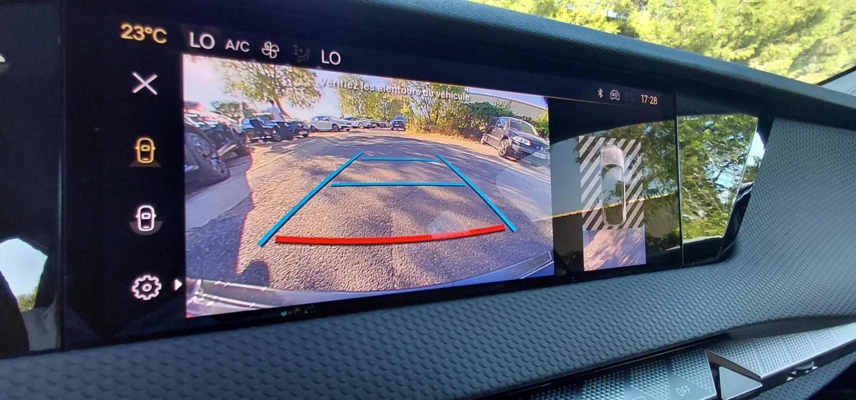 Écran tactile intérieur du DS4 Hybride E-Tense 225 Bastille montrant la caméra de recul et l'affichage de la température à 23°C.