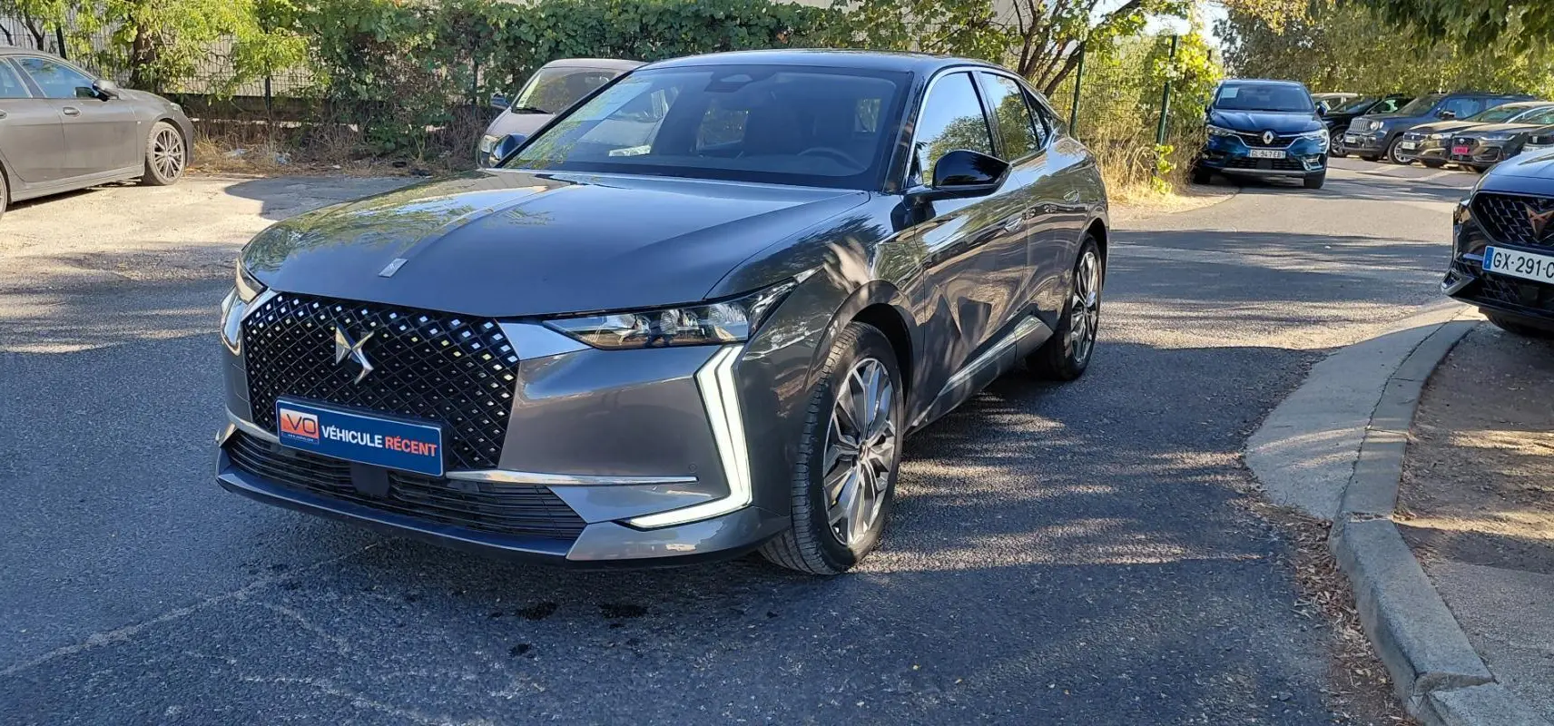 DS4 Hybride E-Tense gris vue 3/4 avant droit, avec calandre distinctive et jantes alliage 19 pouces.