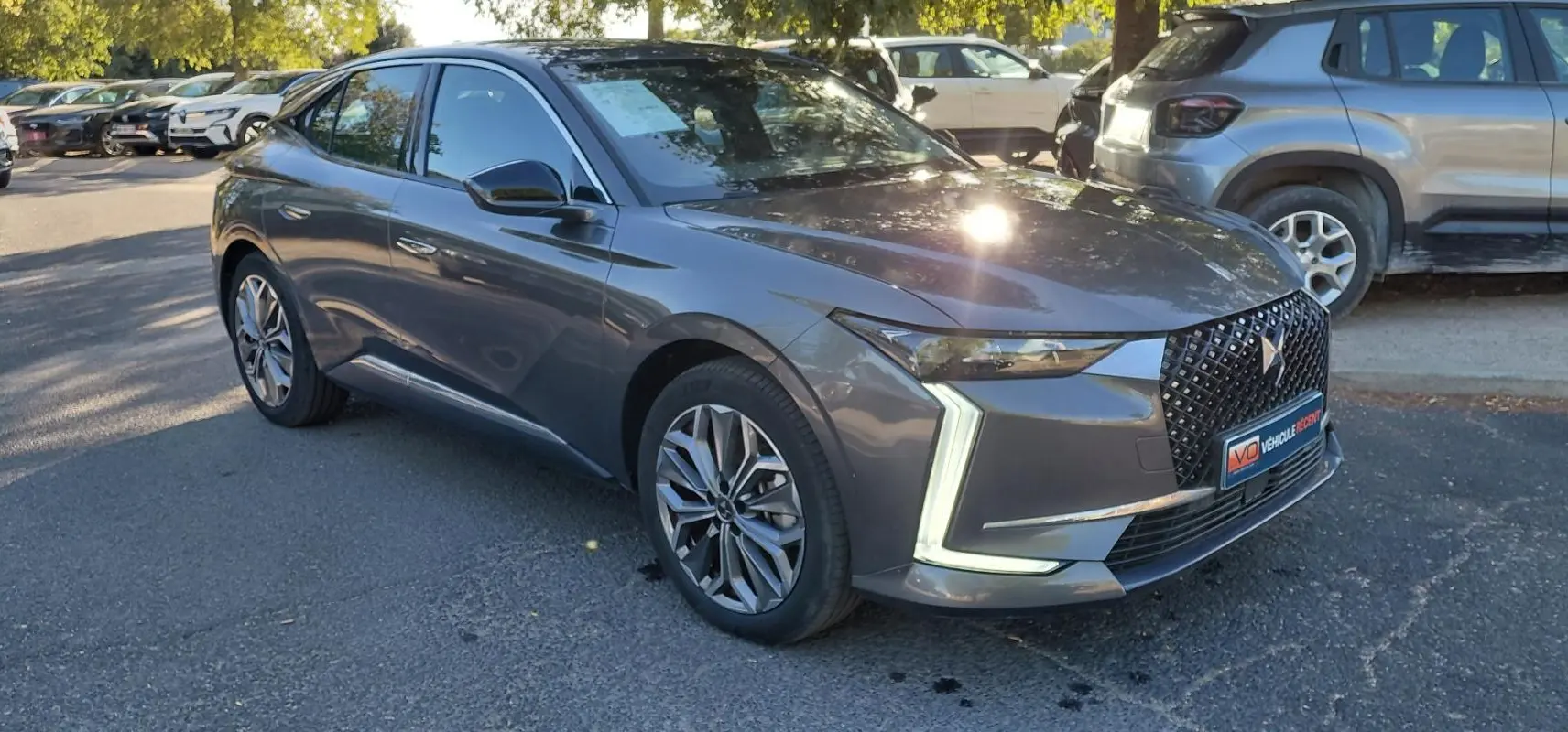 DS4 Hybride E-Tense gris vue 3/4 avant droit, avec feux LED en forme de boomerang et jantes alliage 19 pouces.