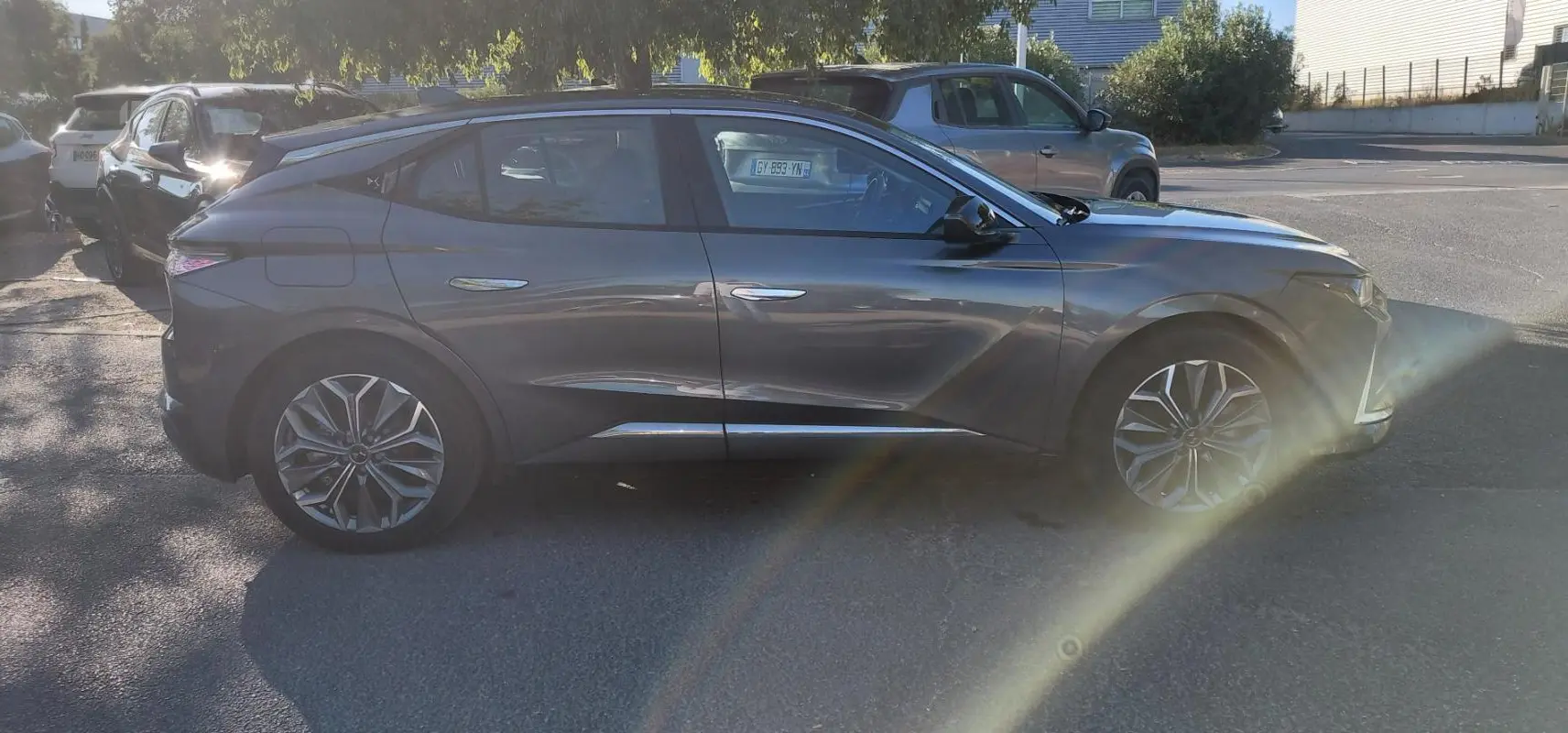 DS4 Hybride E-Tense gris vue de profil côté gauche, avec jantes alliage 19 pouces et lignes dynamiques.