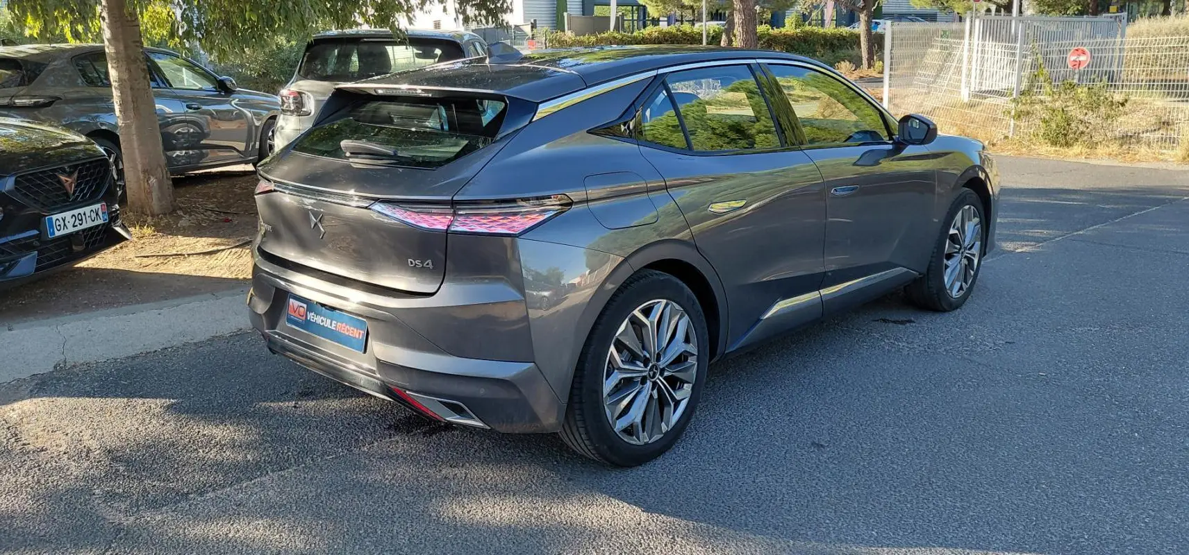 DS4 hybride gris vue 3/4 arrière droit, jantes alliage 19 pouces et feux arrière LED distinctifs.