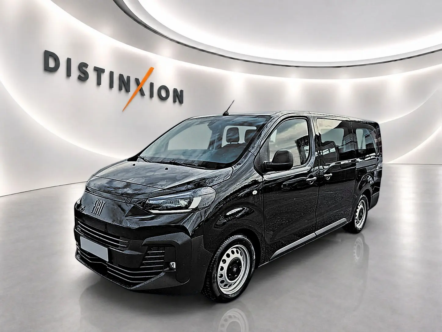 Vue 3/4 avant d'un FIAT Scudo Combi noir 2026 avec porte latérale coulissante, dans un showroom lumineux.