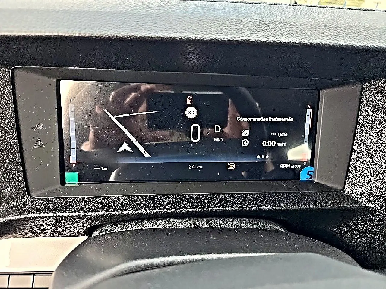 Écran multifonction numérique du tableau de bord du Fiat Scudo Combi noir, affichant la vitesse et la consommation.