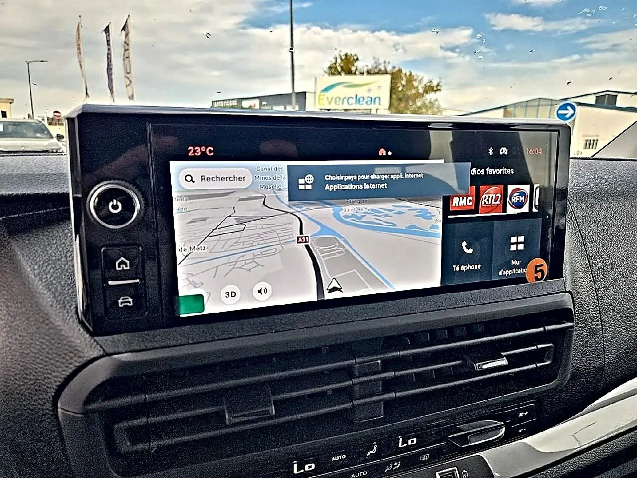Écran tactile central affichant la navigation et les radios dans l’habitacle d’un Fiat Scudo Combi noir.