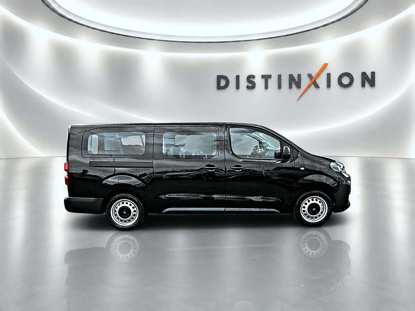 Vue de profil côté gauche d'un FIAT Scudo Combi noir avec vitres latérales et jantes acier en studio.