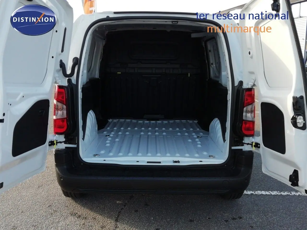 Vue arrière du Peugeot Partner blanc Kaolin 2026 avec portes battantes ouvertes montrant la zone de chargement vide.