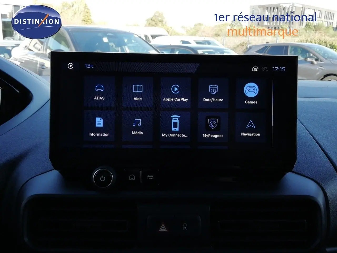 Écran tactile central du Peugeot Partner blanc Kaolin, vue intérieure frontale avec affichage des options connectées.