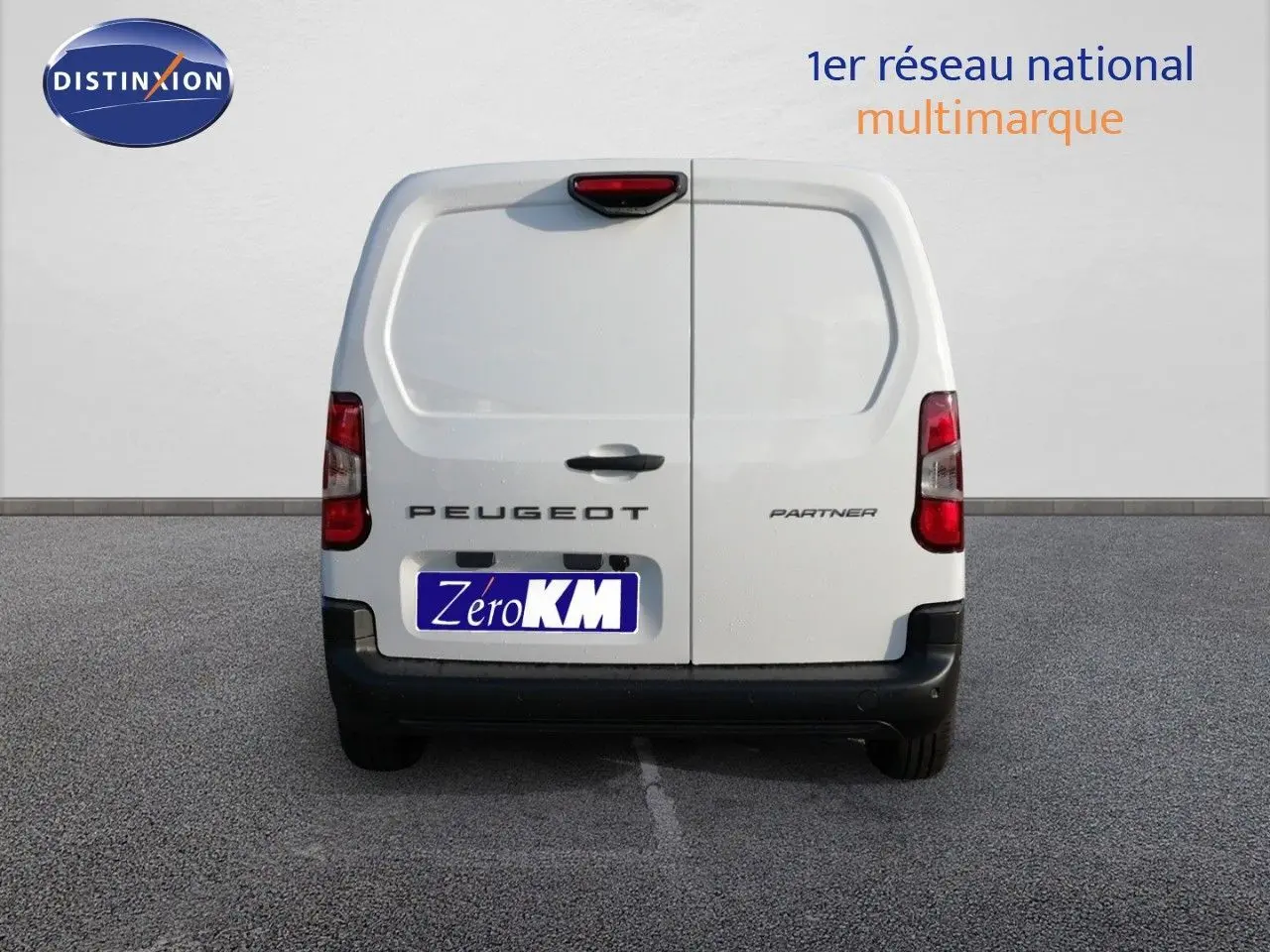 Vue arrière d'un Peugeot Partner blanc Kaolin 2026 avec portes battantes et feux arrière rouges.