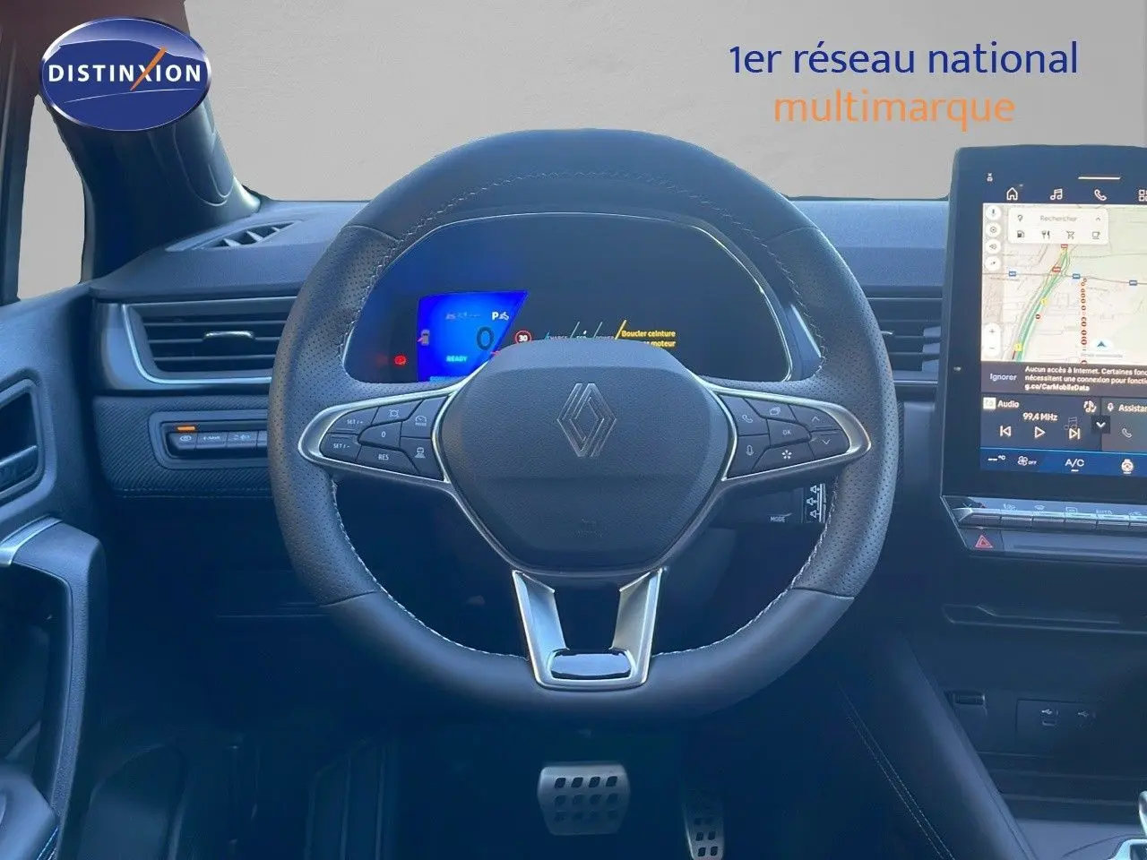 Vue intérieure centrée sur le volant noir du Renault Symbioz E-Tech Hybrid 2025 avec tableau de bord digital et écran tactile.