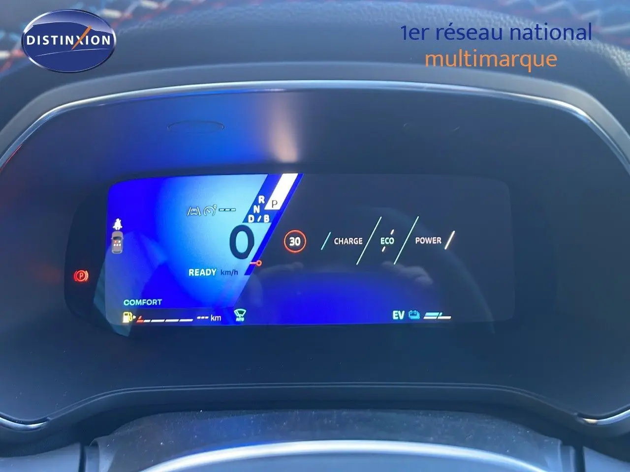 Affichage numérique du tableau de bord de la Renault Symbioz hybride, montrant la vitesse à 0 km/h en mode confort.