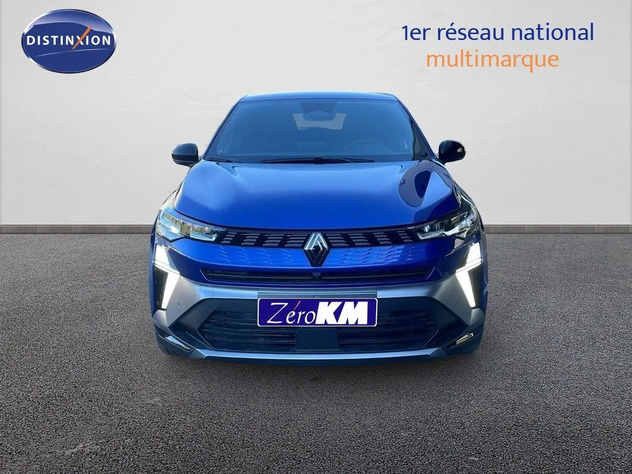 Vue frontale d'une Renault SYMBIOZ E-TECH Full Hybrid 145 Esprit Alpine en bleu iron metal avec éclairage LED allumé.