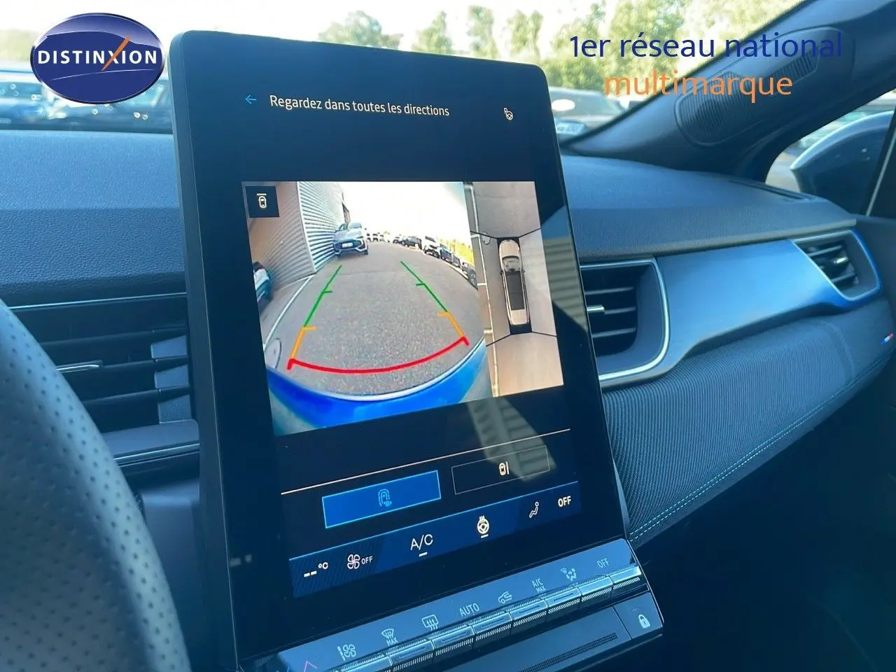 Écran tactile central affichant la caméra de recul et vue à 360° dans l’habitacle bleu iron metal du Renault Symbioz hybride 2025.