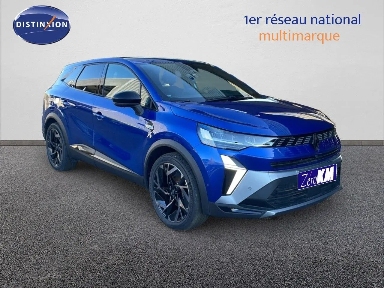 Renault Symbioz E-Tech hybride bleu Iron Metal en 3/4 avant droit, avec jantes noires et calandre moderne.