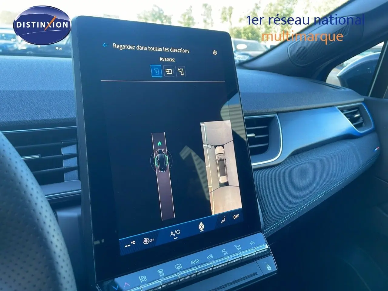 Vue intérieure de la console centrale du Renault Symbioz E-Tech Hybrid 2025 avec écran tactile et tableau de bord bleu.