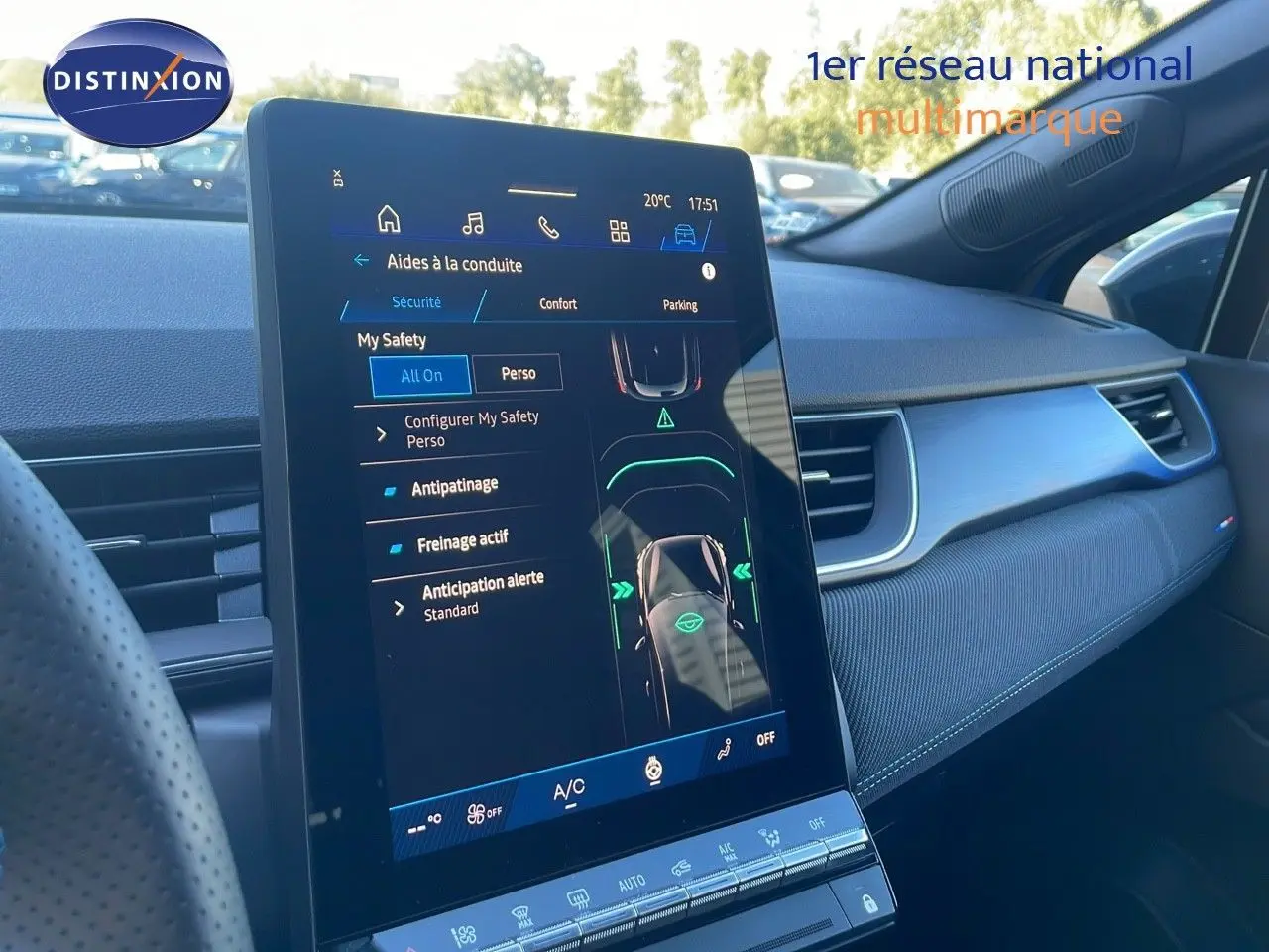 Intérieur de la Renault Symbioz E-Tech Full Hybrid 145 Esprit Alpine 2025, tableau de bord et écran tactile central en vue latérale droite.