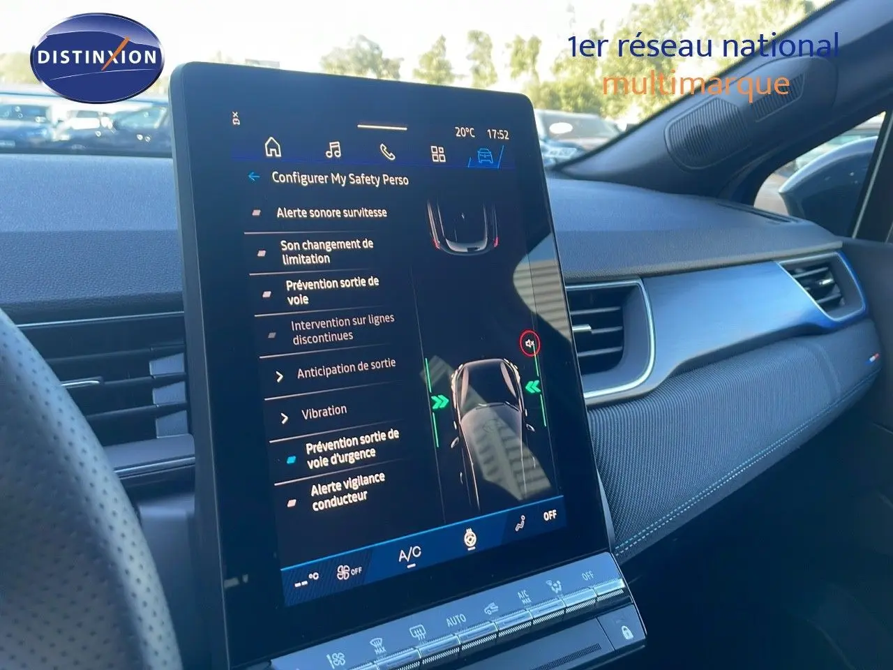 Intérieur du Renault Symbioz E-Tech Hybrid 2025 montrant l'écran tactile central avec options de sécurité activées.