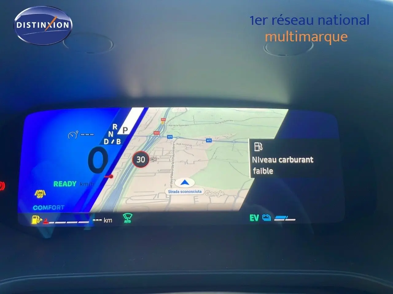 Tableau de bord numérique du Renault Symbioz bleu Iron Metal affichant navigation et alerte niveau carburant faible.