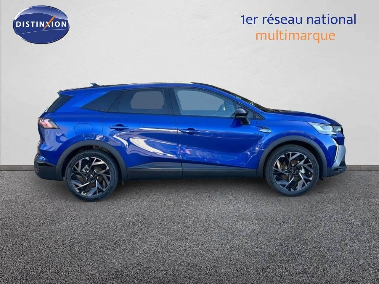 Profil côté droit du Renault Symbioz E-Tech Full Hybrid 145 Esprit Alpine en bleu Iron Metal, avec jantes noires stylisées.