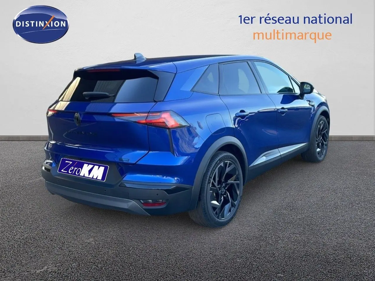 Vue 3/4 arrière droite d'un Renault Symbioz bleu iron metal avec jantes noires et vitres teintées.