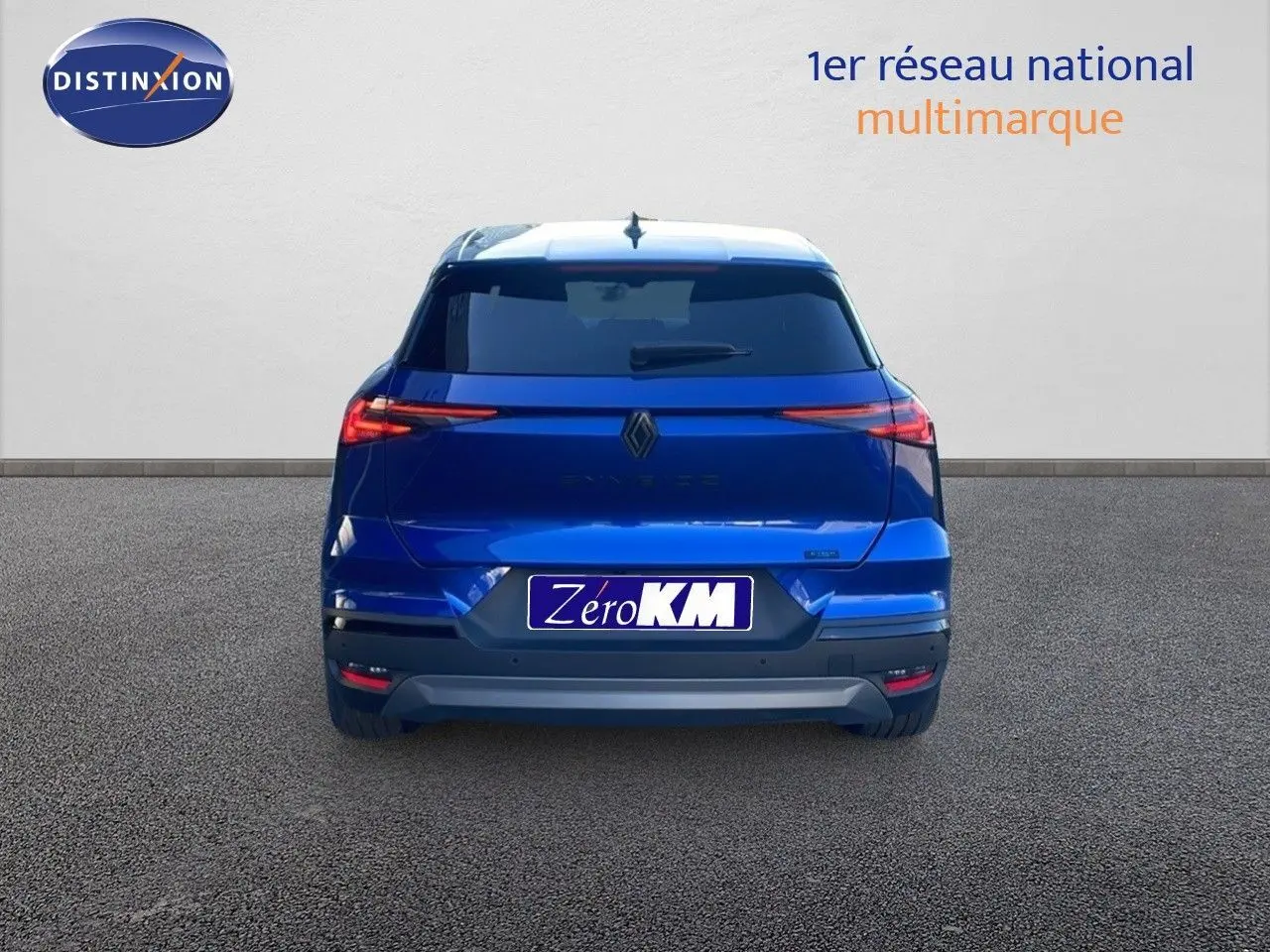 Vue arrière d'une Renault SYMBIOZ E-TECH FULL HYBRID 145 Esprit Alpine en bleu Iron Metal, avec feux LED fins et plaque Zéro KM.