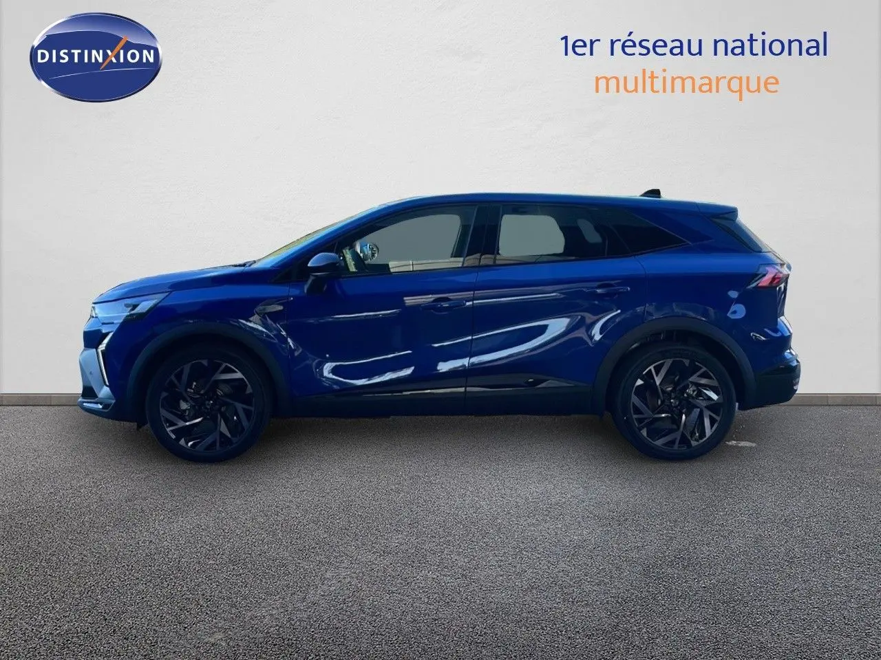 Profil côté gauche du Renault SYMBIOZ E-TECH Full Hybrid 145 Esprit Alpine en bleu Iron Metal, avec jantes noires distinctives.