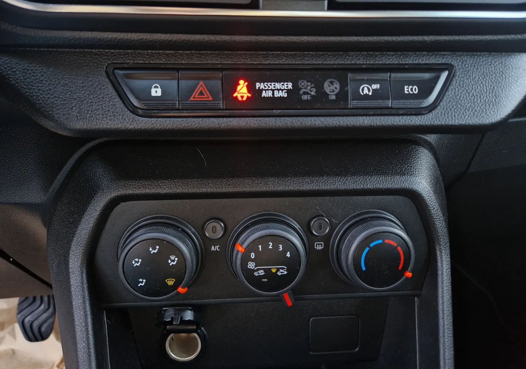 Tableau de bord de Dacia Sandero 1.0 ECO-G 100 Confort 2022, vue sur les commandes de climatisation et voyants lumineux.