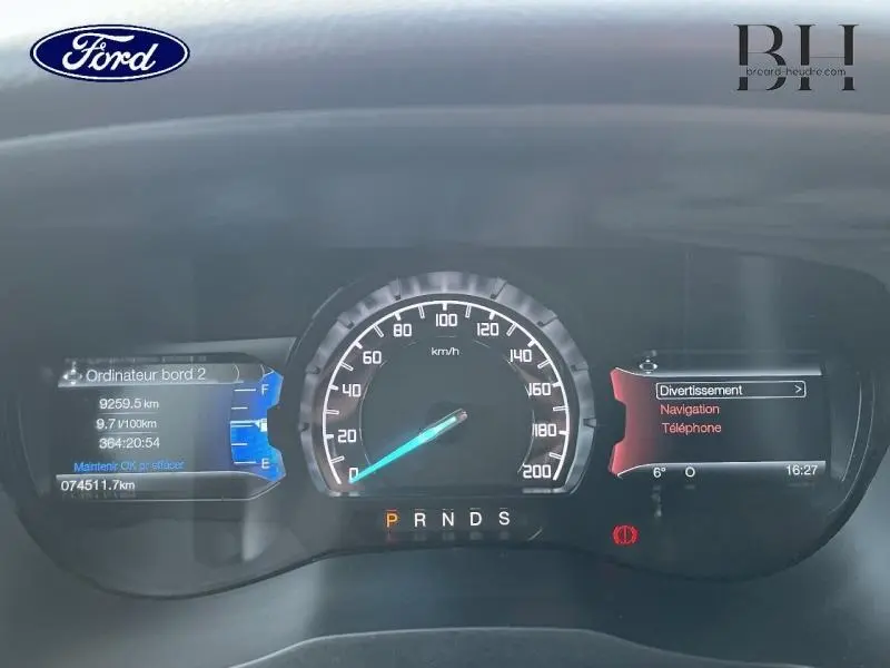 Tableau de bord numérique du Ford Ranger Wildtrak 2017 avec compteur central et affichages latéraux lumineux.
