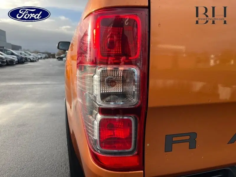 Gros plan sur le feu arrière droit du Ford Ranger 2017 Pride Orange métallisée, avec partie de la carrosserie visible.