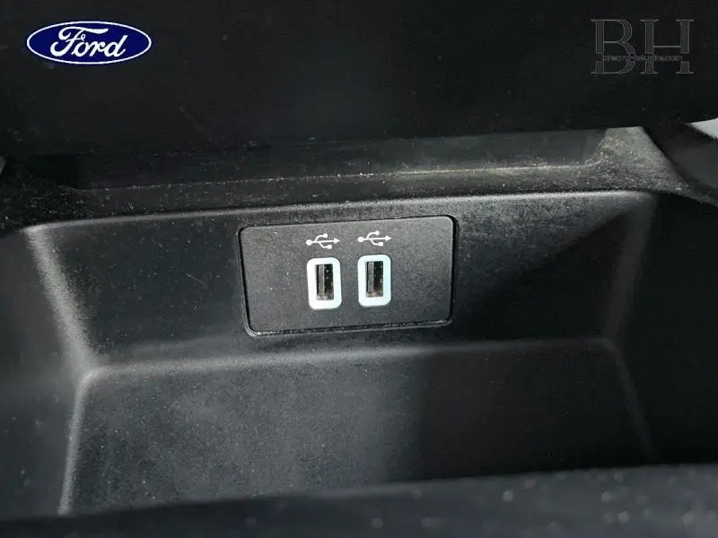 Gros plan sur les deux ports USB intégrés dans la console centrale du Ford Ranger Wildtrak Pride Orange.