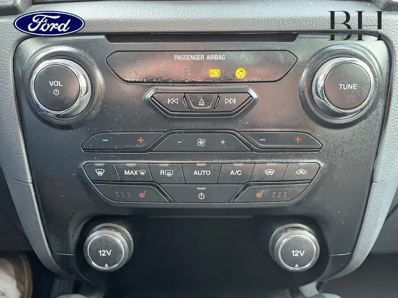 Vue rapprochée du tableau de bord central noir du Ford Ranger 3.2 TDCi 2017 avec commandes clim et audio.