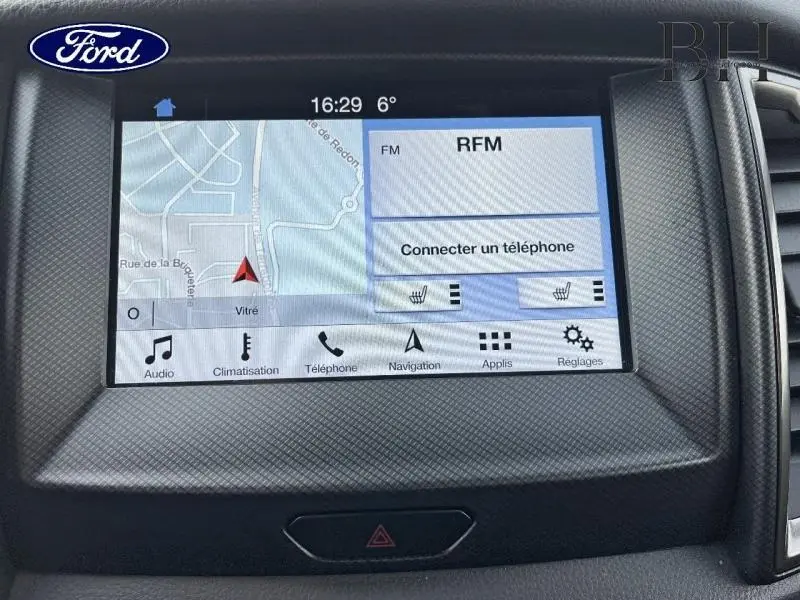 Écran tactile central du Ford Ranger 2017 affichant navigation, radio RFM et commandes de climatisation.