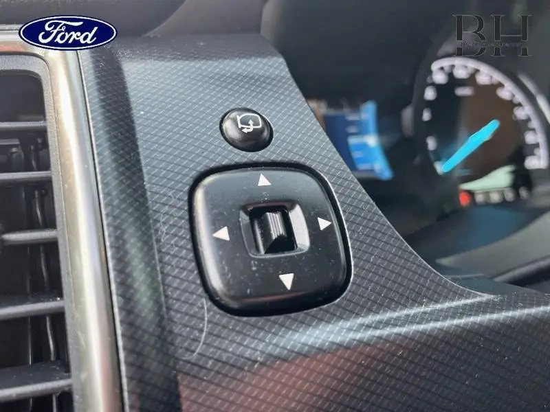 Gros plan sur le bouton de réglage des rétroviseurs dans l'habitacle du Ford Ranger 2017, finition Wildtrak.