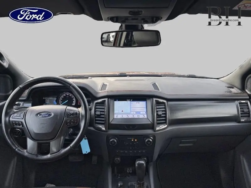 Vue intérieure frontale du tableau de bord du Ford Ranger 3.2 TDCi 2017 avec écran tactile et volant multifonction noir.