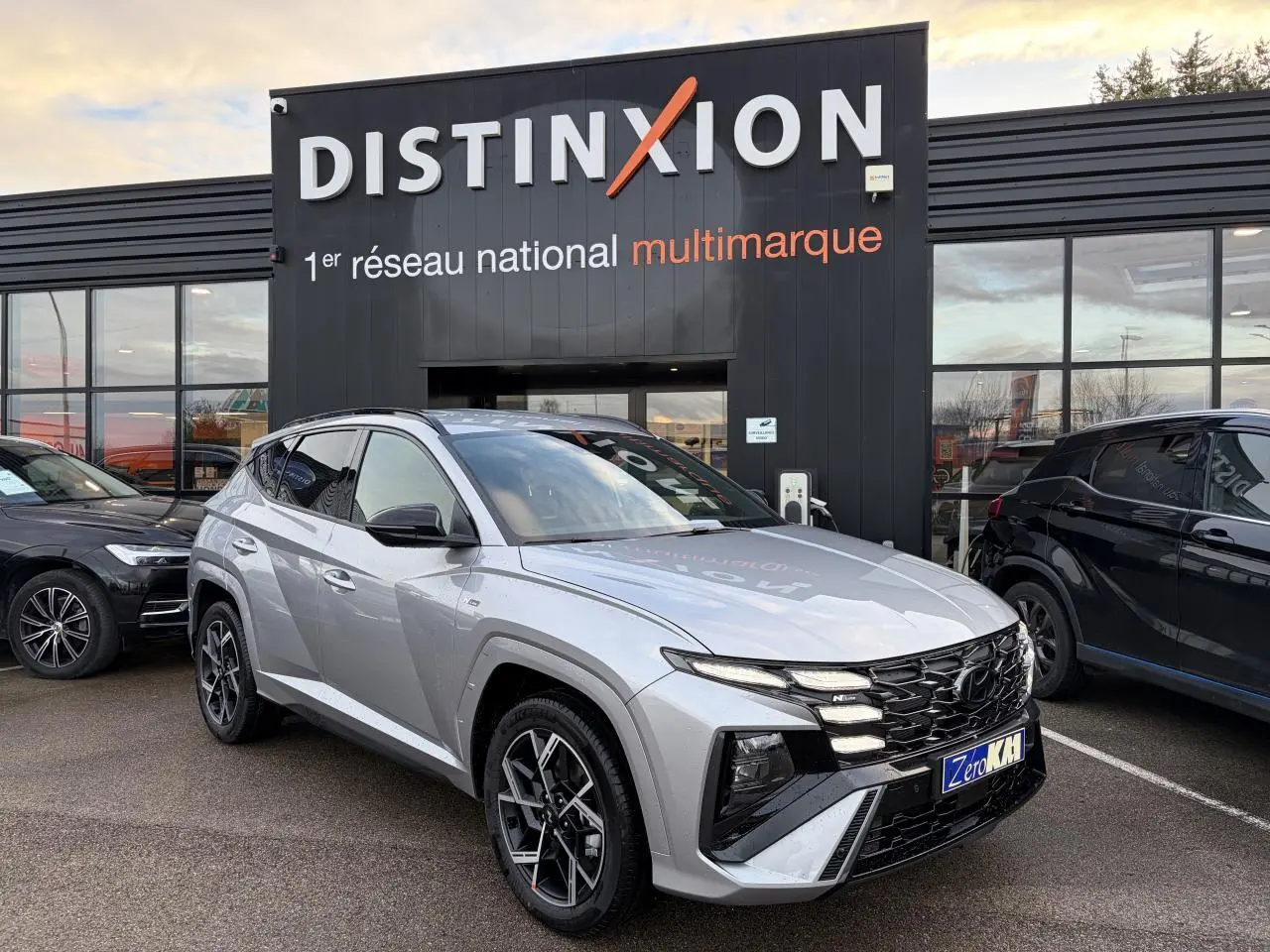 Hyundai Tucson 2025 gris argenté en 3/4 avant droit, avec calandre noire et jantes alliage 19 pouces N Line.