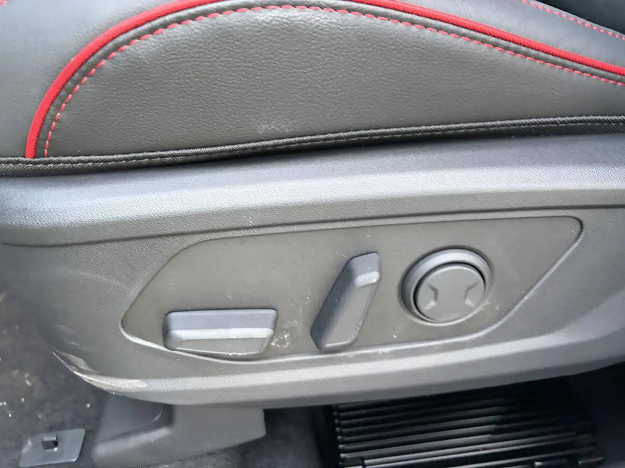 Détail des commandes électriques du siège avant gauche en cuir noir avec surpiqûres rouges du Hyundai Tucson N Line 2025.