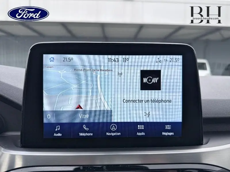 Écran tactile central du Ford Kuga 2022 affichant la navigation et les options multimédia en intérieur.