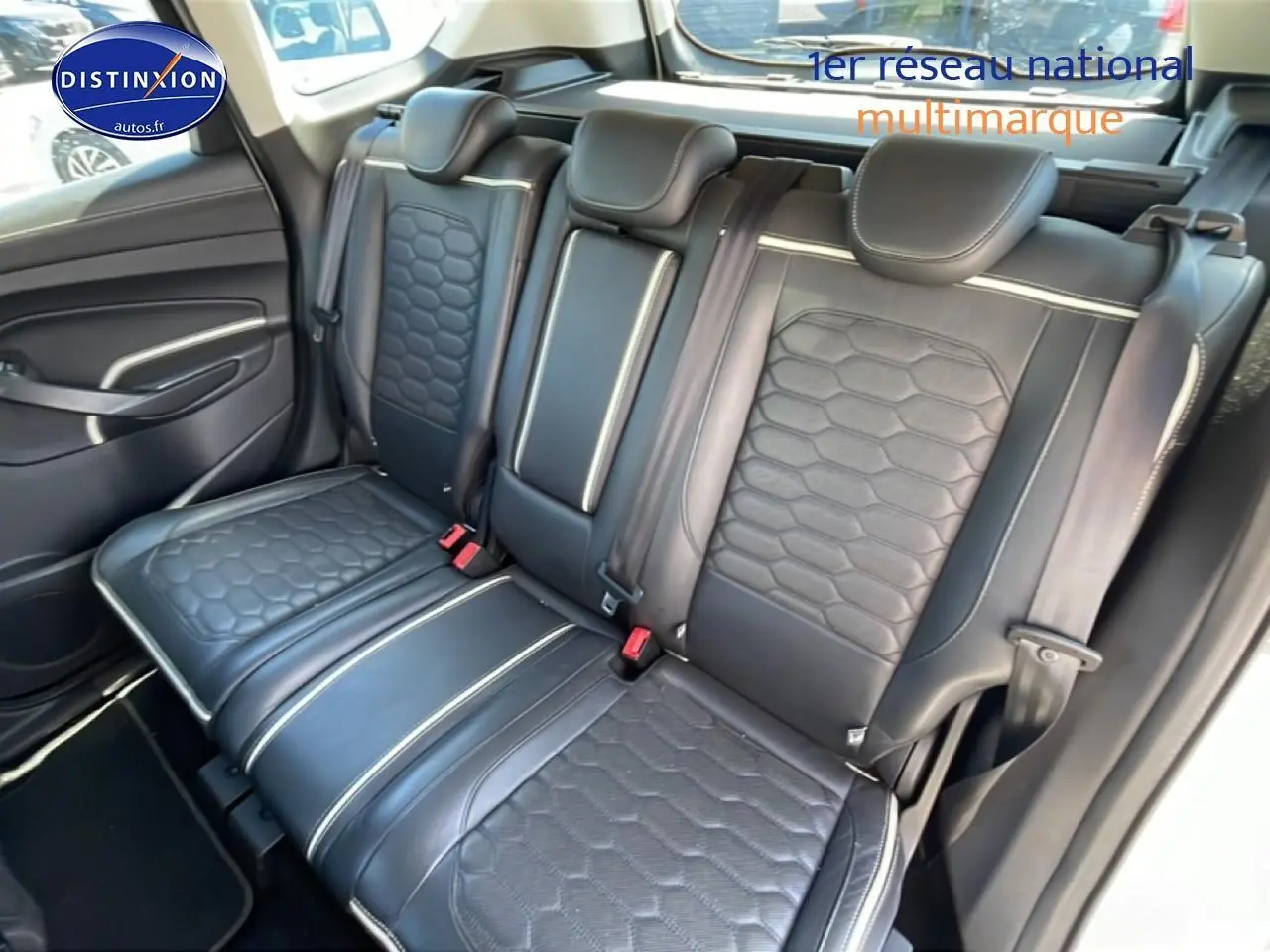 Vue intérieure des sièges arrière en cuir noir avec surpiqûres blanches du Ford Kuga blanc 2017, version Vignale.